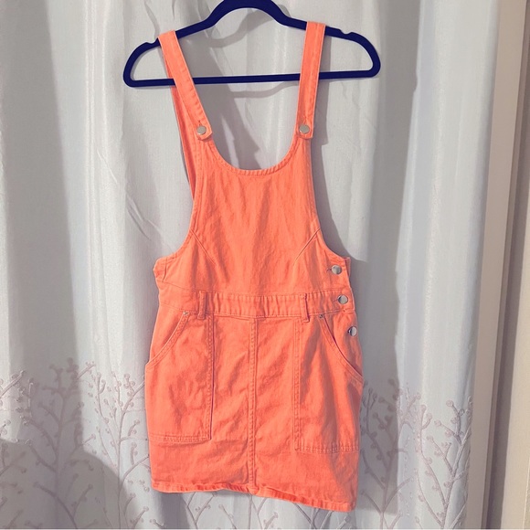 3/$20 Urban Outfitters overalls dress in coral,
Size 6 - Picture 2 of 5